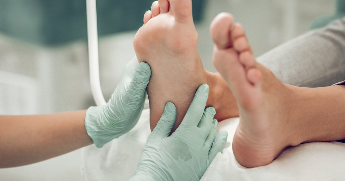 красивые ноги. женские ножки. мокрые ноги. босые ноги. тесные туфли.