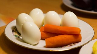 Диетолог Денисенко: морковь и яйца помогают улучшить состояние метеозависимых людей