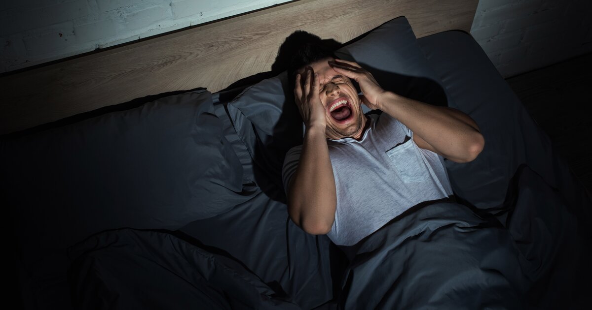 Мешают спать. Орать во сне. Почему во сне не можешь бежать. Человек кричит во сне причины. Больной в постели.
